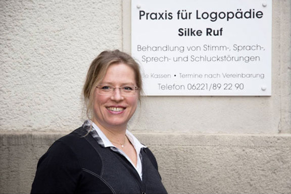 Silke Ruf steht vor dem Eingang der Praxis für Logopädie