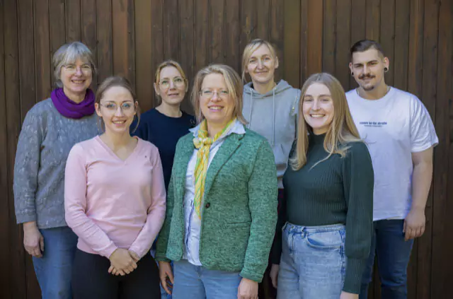Teambild vor der Praxis