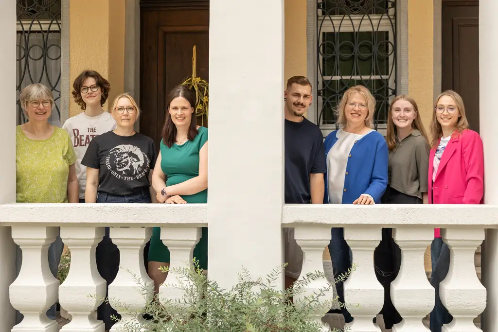 Teambild vor der Praxis